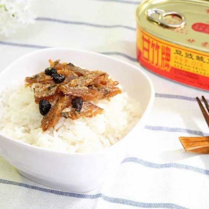Healthy and No Bones Canned Fried Dace Fish with Black Beans