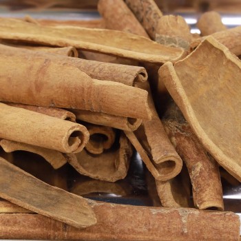 Premium Indonesian Dried Cinnamon Sticks for Aromatic Flavoring in Baking