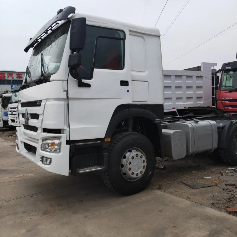 Cheap Chinese Brand Sinotrukused HOWO 420HP Tractor Head Red Truck Head for Sale