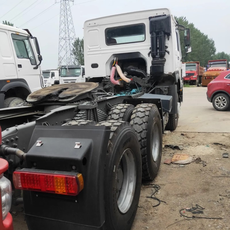 Cheap Chinese Brand Sinotrukused HOWO 420HP Tractor Head Red Truck Head for Sale