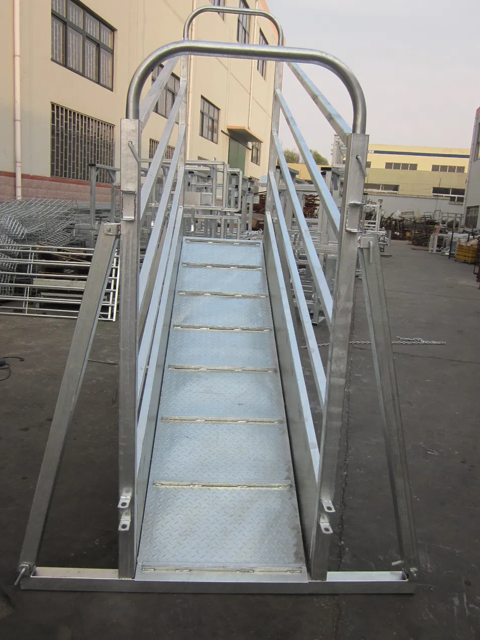 Hot Dipped Galvanized Mobile Adjustable Premium Livestock Equipment Farming Cattle Loading Ramp