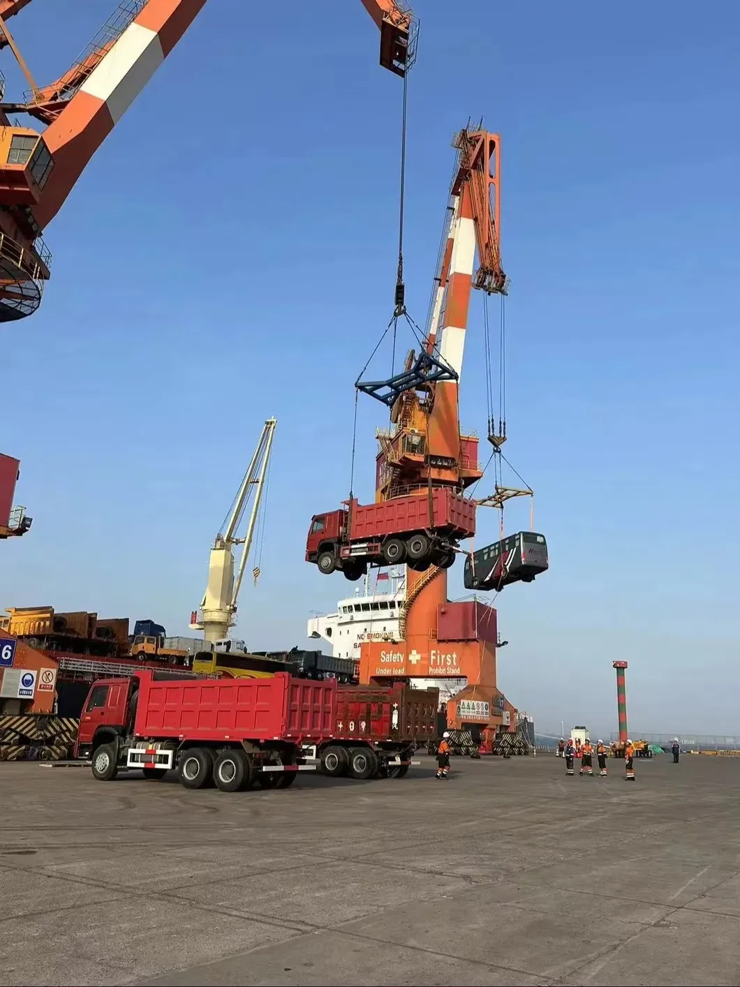 Cheap Chinese Brand Sinotrukused HOWO 420HP Tractor Head Red Truck Head for Sale