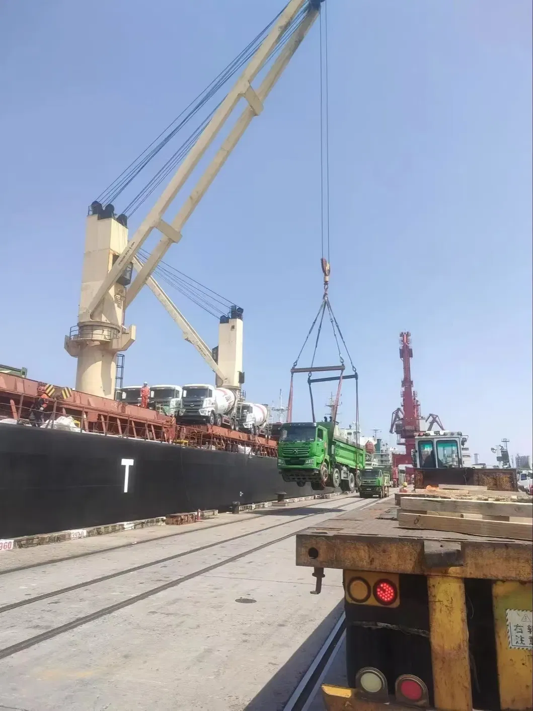 Cheap Chinese Brand Sinotrukused HOWO 420HP Tractor Head Red Truck Head for Sale