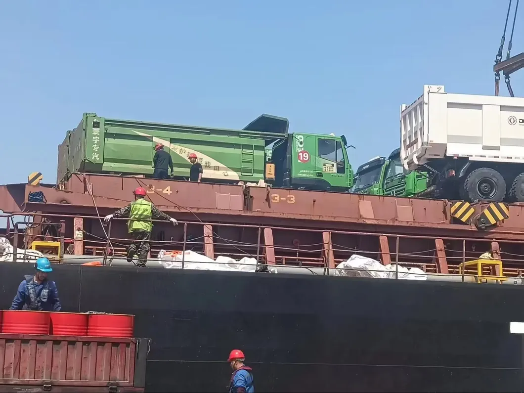 Cheap Chinese Brand Sinotrukused HOWO 420HP Tractor Head Red Truck Head for Sale