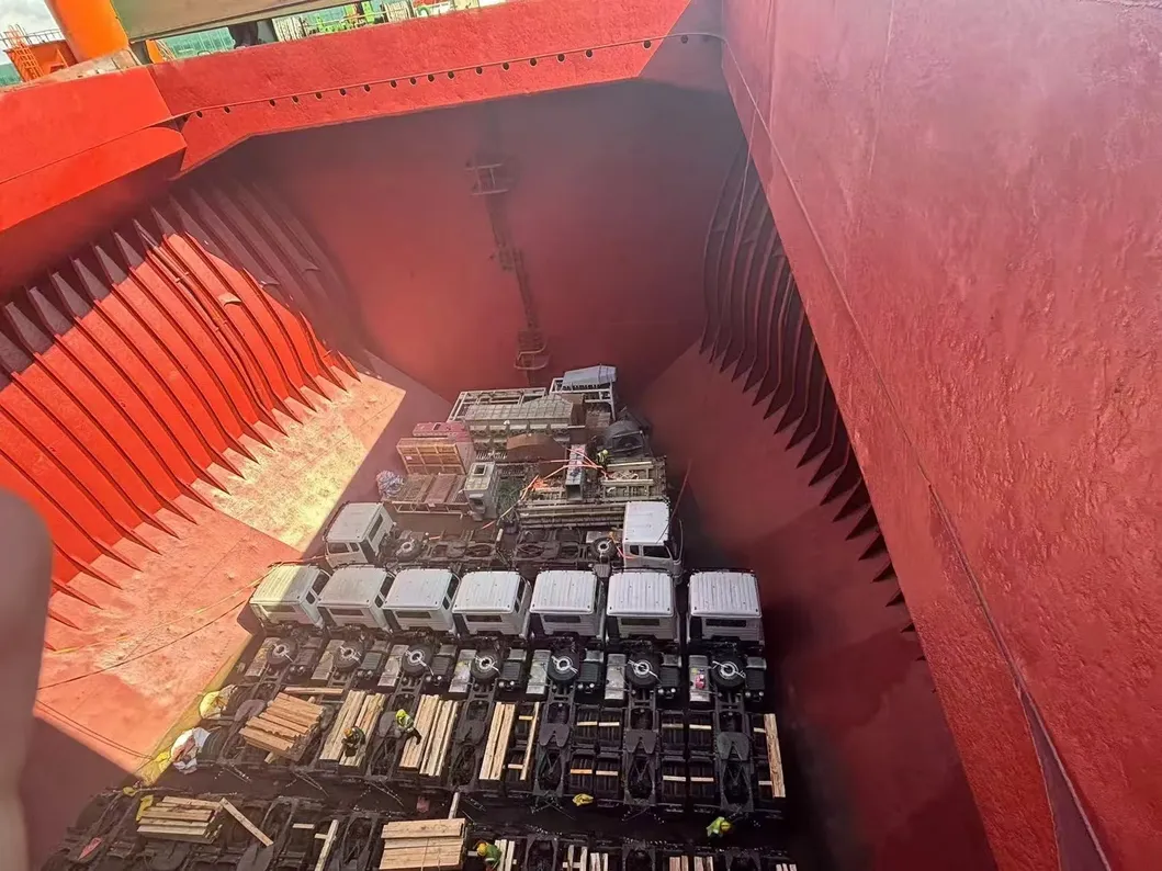 Cheap Chinese Brand Sinotrukused HOWO 420HP Tractor Head Red Truck Head for Sale