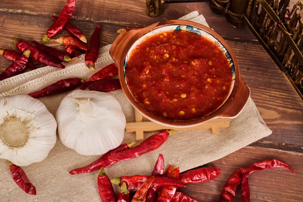 Factory-Customized Chinese Hala Healthy and Delicious Bulk Condiments Garlic Spicy and Hot Chili Sauce